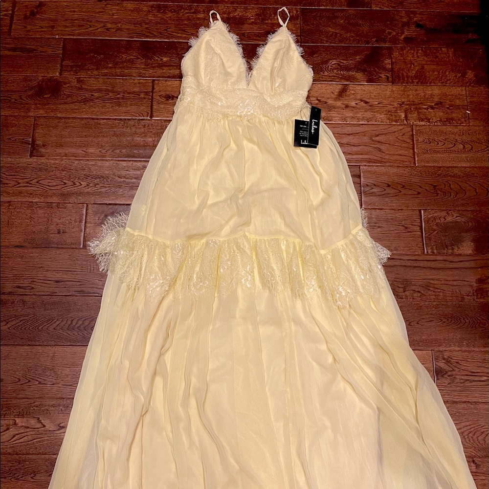 New light yellow, tiered lace floor length gown. Lulus dress, Medium. Has straps
